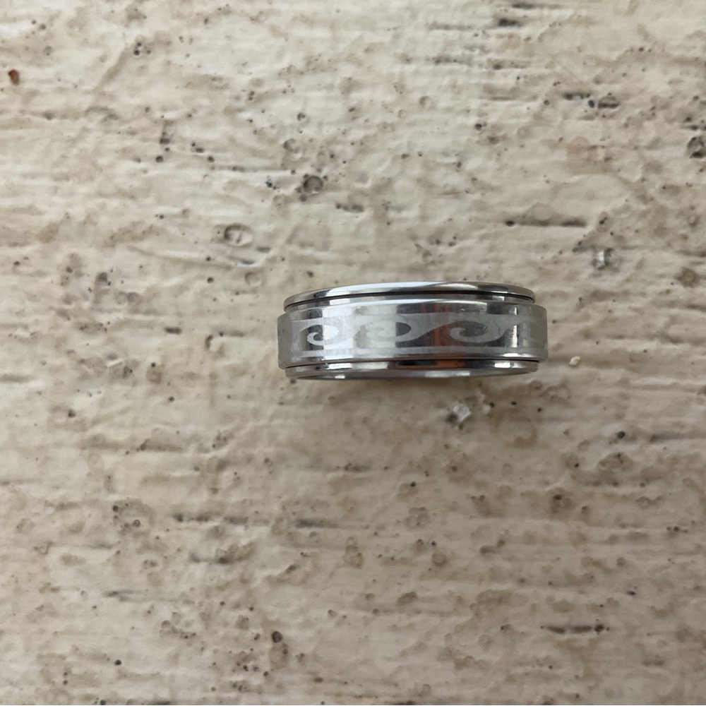 Spinner RING silver Band Size not sure.  (see photos). 
Spinner with Waves